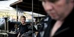Sommerassistenten er glad for regnen. Med færre gæster er det noget nemmere at overskue tjansen som tjener på Christianshavns Bådudlejning. Foto: Sara Galbiati 
