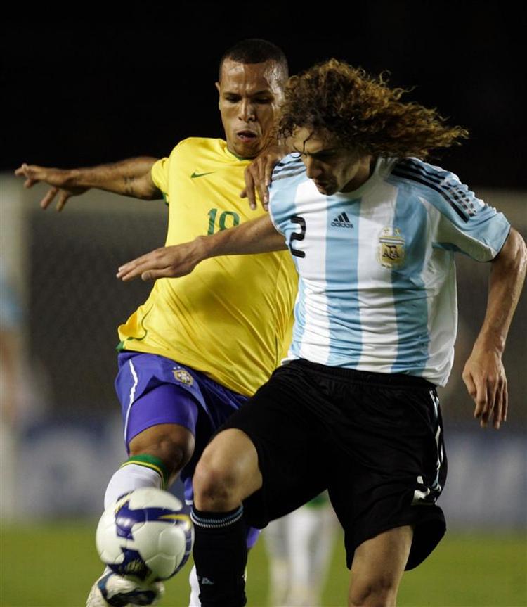 Fabricio Coloccini har spillet 27 landskampe for Argentina og var med ved VM i 2006. I 2004 vandt han OL-guld i Athen. 