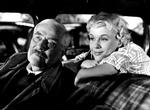Smultronstället. Sådan hedder filmen med Victor Sjöström og Bibi Andersson på svensk. På dansk har den titlen 'Ved vejs ende', men hvad hedder instruktøren? Foto fra filmen. 