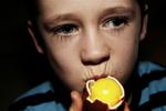 Chokolade udenpå, et gult plastikæg i midten og et stykke legetøj inderst. Voila: Et Kinderæg. 