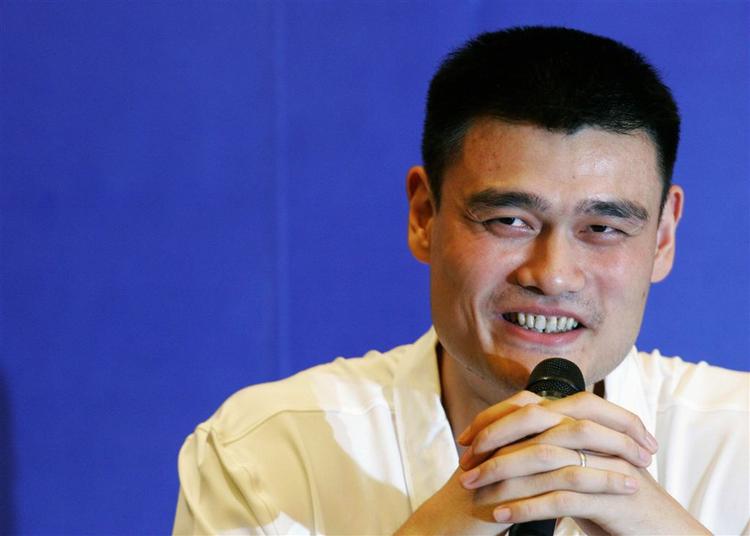 Den høje basketballspiller Yao Ming skal bære den kinesiske fane i morgen aften. Arkivfoto. 
