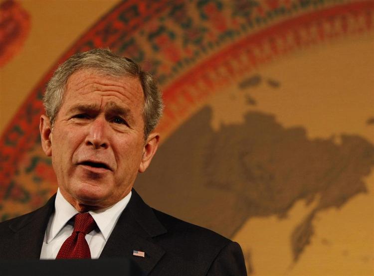 George W. Bush er på vej til OL-åbningen i morgen. I dag kritiserede han Kinas forhold til menneskerettigheder. 