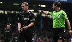 Mark Clattenburg dømmer i denne situation straffespark til Blackburn, hvilket Boltons Kevin Nolan er utilfreds med. 