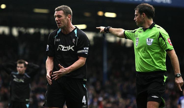 Mark Clattenburg dømmer i denne situation straffespark til Blackburn, hvilket Boltons Kevin Nolan er utilfreds med. 