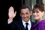 Den franske præsident, Nicolas Sarkozy, ses her sammen med konen, Carla Bruni-Sarkozy. Arkivfoto. 