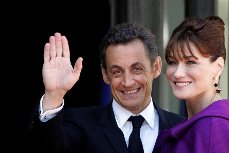 Den franske præsident, Nicolas Sarkozy, ses her sammen med konen, Carla Bruni-Sarkozy. Arkivfoto. 