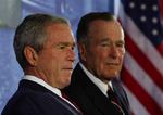 George W. Bush sammen med sin far, tidligere præsident George H.W. Bush, ved indvielsen af USAs nye ambassade i Beijing. 