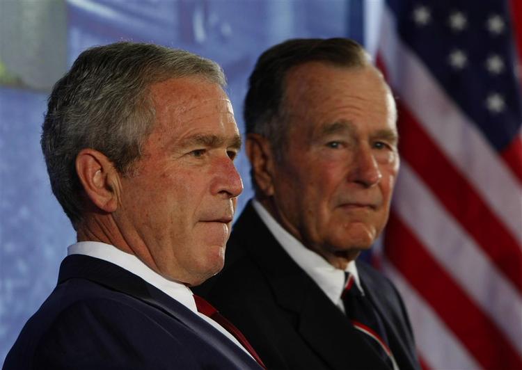 George W. Bush sammen med sin far, tidligere præsident George H.W. Bush, ved indvielsen af USAs nye ambassade i Beijing. 