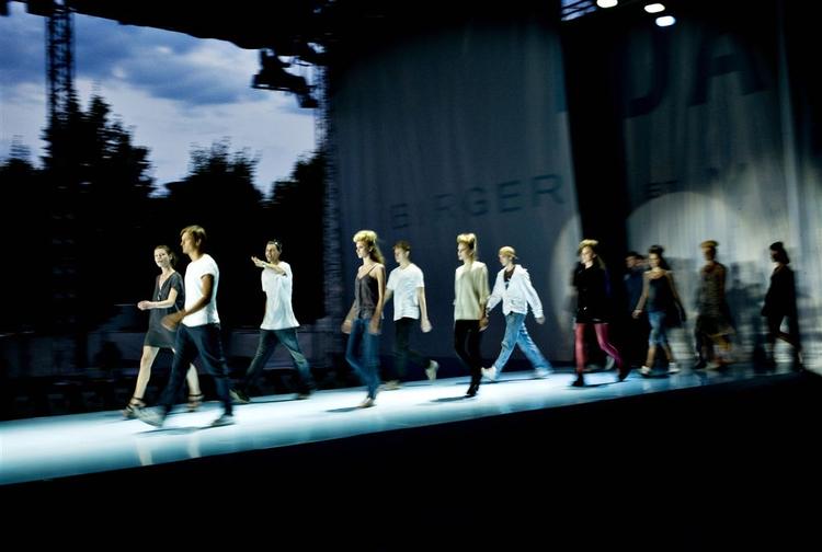 Regnen haglede ned over Day Birger et Mikkelsens modeshow på Kgs. Nytorv. 