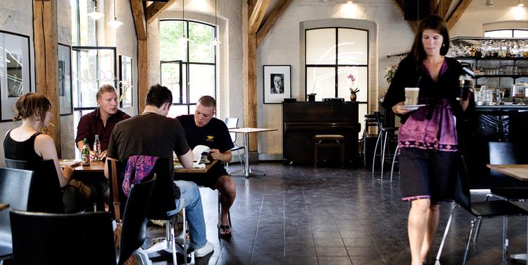 PH Caféen er indrettet i de gamle staldbygninger på Halmtovet, der i dag er en del af Kødbyens kompleks, som vil være byens nye kreative centrum med gallerier, caféer, restauranter og natklubber. Foto Jonas Pryner Andersen 