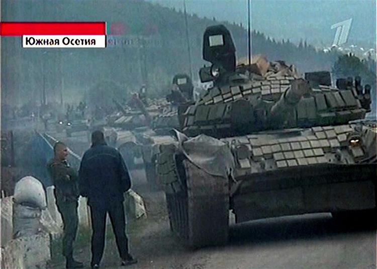 Russisk tv har bragt billeder af kampvogne på vej mod den sydossetiske by Tskhinvali. 