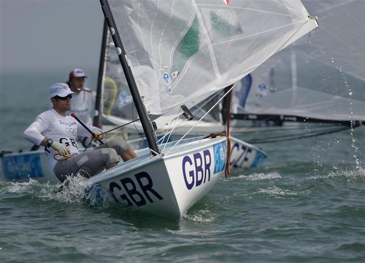 Den forsvarende olympiske mester Ben Ainslie vandt anden sejlads, mens Rafal Szukiel fra Polen fører den samlede stilling. 