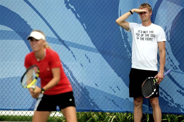 Kenneth Carlsen nyder sin nye rolle som sparringspartner for Caroline Wozniacki. 