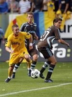 Martin Spelmann fra AC Horsens (tv) og Brøndbys Jan Kristiansen kæmper om bolden, da Horsens tabte til Brøndby i SAS-Ligaen. 