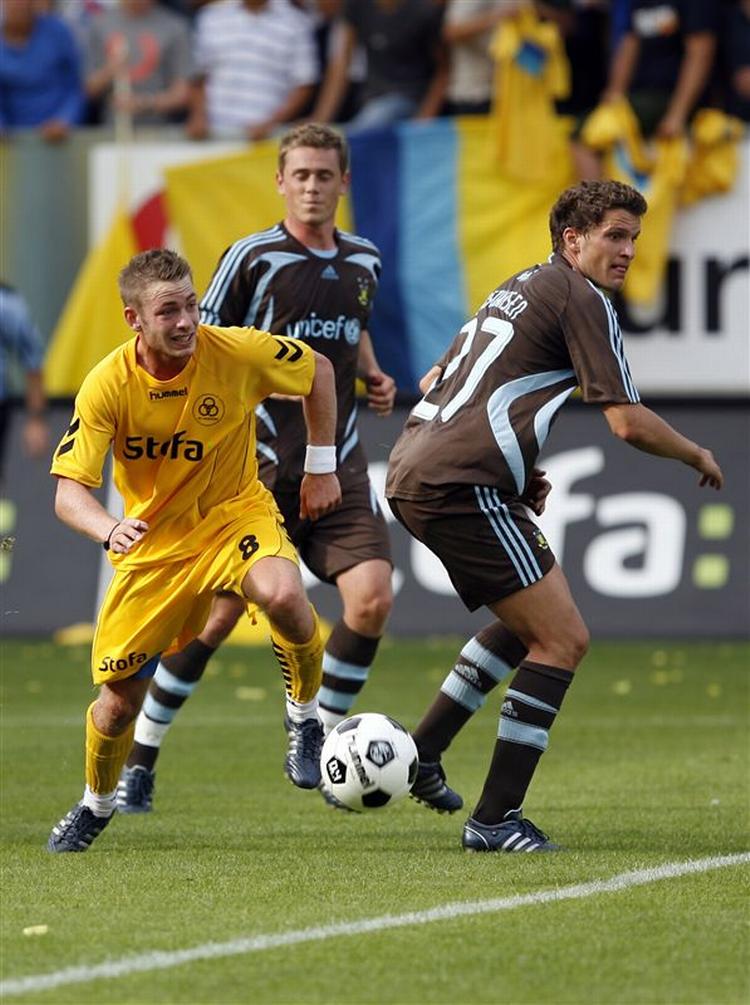 Martin Spelmann fra AC Horsens (tv) og Brøndbys Jan Kristiansen kæmper om bolden, da Horsens tabte til Brøndby i SAS-Ligaen. 