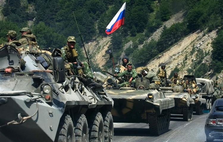 Russiske militærkøretøjer på vej mod den georgiske grænse og Sydossetien i dag. Den russiske premierminister og tidligere præsident, Vladimir Putin, siger, at russernes aktion i Georgien er legitim. 