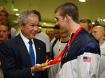 Den amerikanske svømmer viser sin medalje for den amerikanske præsident. 