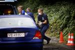 Sømmåtter på vejene skulle bremse politiet under røveriet. Her er betjente ved at fjerne dem igen. 