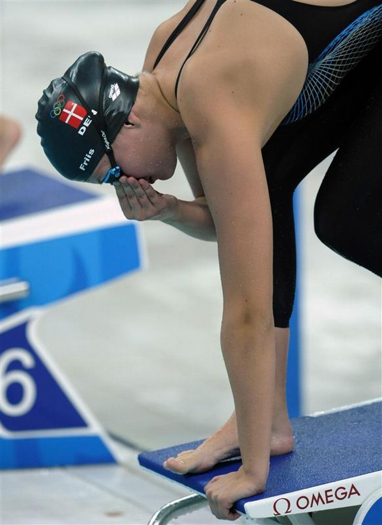 Lotte Friis før starten på 400 meter fri, hvor hun satte sin danske rekord nummer 30, der også den den hurtigste tid i Norden nogen sinde. 