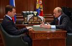 Den russiske ledelse får skarp kritik. Her er det nuværende præsident Medvedev (til venstre) og tidligere præsident Putin, der diskuterer, mens russiske soldater er trængt ind i Georgien. 