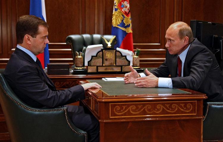 Den russiske ledelse får skarp kritik. Her er det nuværende præsident Medvedev (til venstre) og tidligere præsident Putin, der diskuterer, mens russiske soldater er trængt ind i Georgien. 