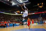 Dwayne Wade afslutter et amerikansk angreb med sikker scoring i kampen mod værtsnationen Kina. 