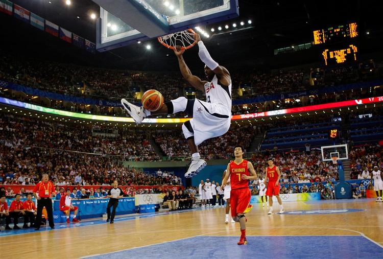 Dwayne Wade afslutter et amerikansk angreb med sikker scoring i kampen mod værtsnationen Kina. 