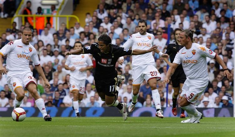 Tottenham Hotspurs mexicanske spiller, Giovani Dos Santos, er omringet af Roma-spillere i kampen i dag i London. 