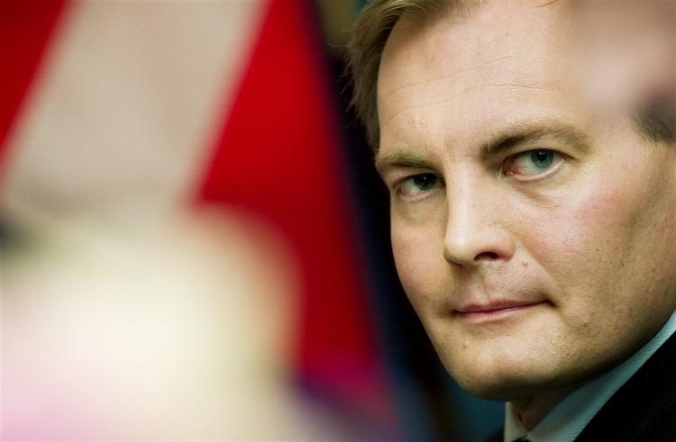 Formand for Folketingets retsudvalg Peter Skaarup (DF) og andre politikere er klar til at ændre strafferammen, så unge ikke længere får rabat, hvis de begår kriminalitet. 