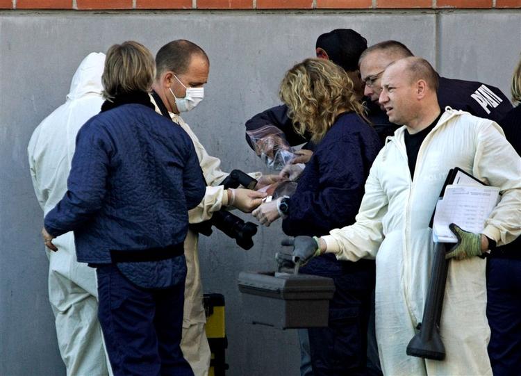 Her er politiets teknikere i gang efter anholdelsen af blandt andet de to tiltalte i sagen fra Glasvej. Retssagen mod de to starter i dag. 