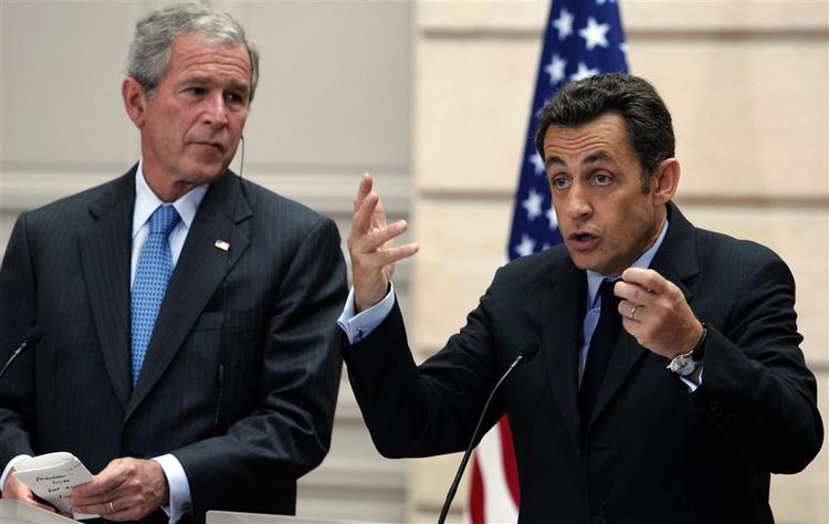 George W. Bush (tv.) og Nicolas Sarkozy (th.) forsøger at tale Rusland til fornuft. De vil have stoppet konflikten mellem Rusland og Georgien omgående. (Arkivfoto) 