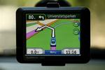 Den lille pil oppe til venstre på Garmin-skærmen viser klart, hvad næste manøvre går ud på. 