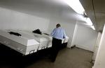 »Det er ikke den første dør ind til våbenhuset, men den næste ind til selve kirken, som i mindre kirker er for smal til de brede kister,« siger Tena Sommer Hansen, som er områdeleder i bedemandskæden Fonus i Odense. (Arkivfoto) 