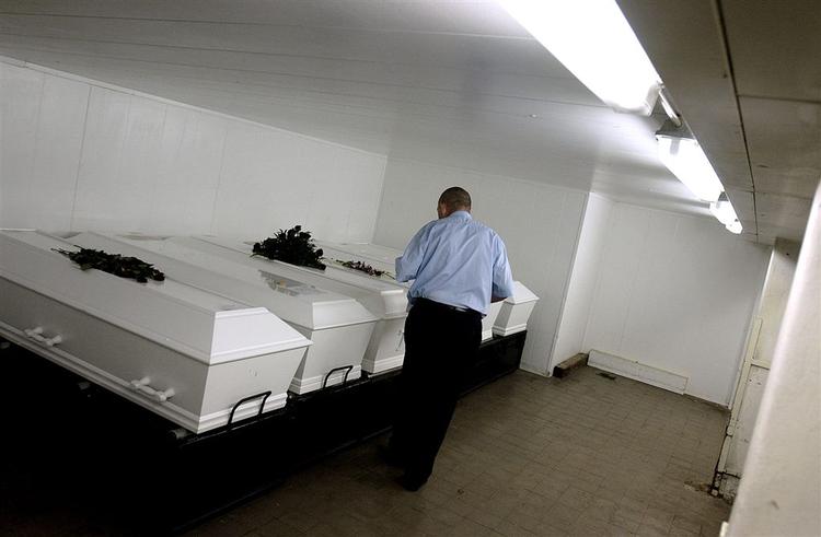 »Det er ikke den første dør ind til våbenhuset, men den næste ind til selve kirken, som i mindre kirker er for smal til de brede kister,« siger Tena Sommer Hansen, som er områdeleder i bedemandskæden Fonus i Odense. (Arkivfoto) 