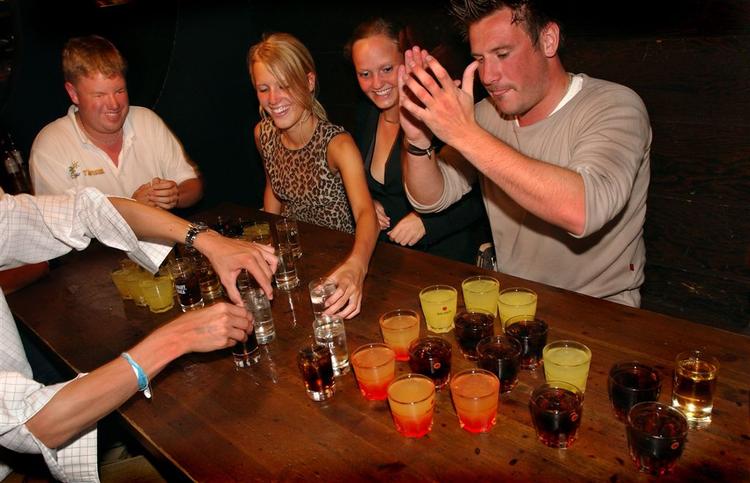 Den svenske middellevetid er tre år længere, og det skyldes i langt overvejende grad alkohol og tobak, lyder det fra forskningen. (Arkivfoto) 