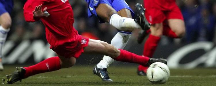 Fodbold er en kontaktsport, og der takles adskillige gange i løbet af en kamp. I 2003 kostede det den 18-årige Ben Collett en lovende karriere i Manchester United. 