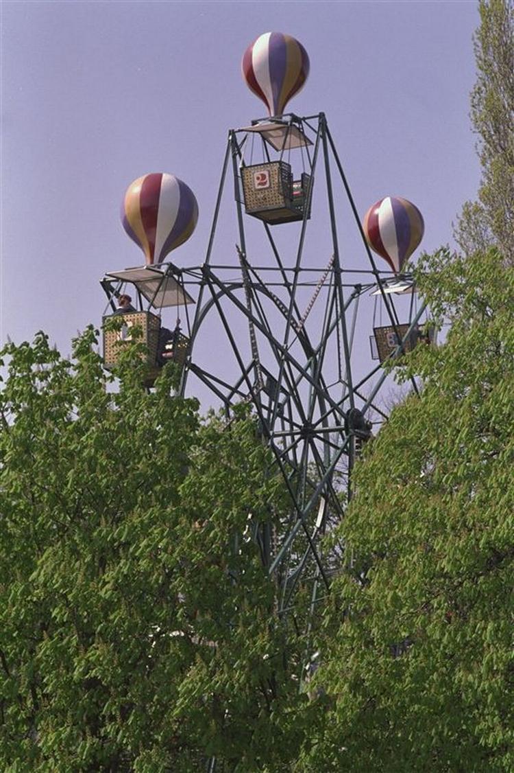 Kvinden faldt eller sprang i døden fra de godt 18 meter høje ballongynger i Tivoli i København.Arkivfoto 