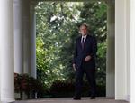 Præsident Bush tager gåturen fra det ovale kontor til haven foran Det Hvide Hus, hvor han skal møde pressens spørgsmål om krisen i Georgien. 