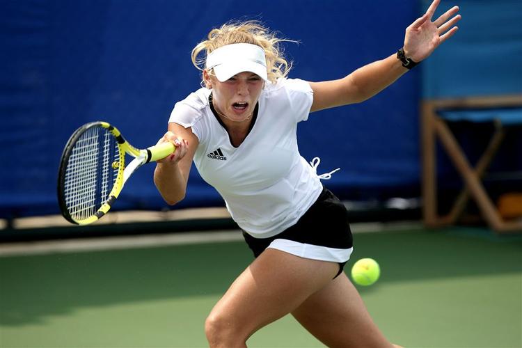 Caroline Wozniacki viste stor styrke, da hun tirsdag morgen dansk tid udspillede 10.-seedede Daniela Hantuchova fra Slovakiet i anden runde af den olympiske tennisturnering i Beijing. 