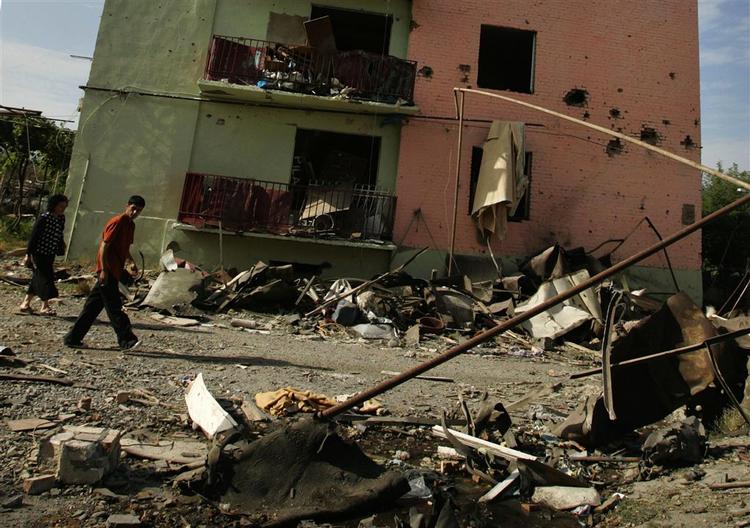 En smadret boligblok, som den så ud efter det første bombeangreb i Gori, hvor flere civile mistede livet. Nu er byen atter under beskydning. 