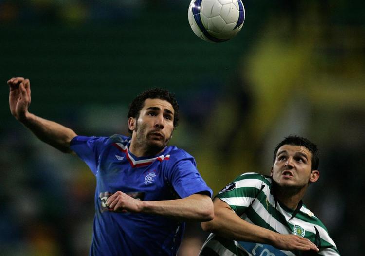 Carlos Cuellar (i blåt) i nærkamp med en Sporting Lissabon-spiller tidligere i år. 