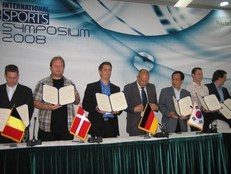 Formand for E-sport Danmark, Jens Christian Ringdal (i midten med blå skjorte), underskrev i går en aftale om, at Danmark indgår i et nyt international eSport forbund. 