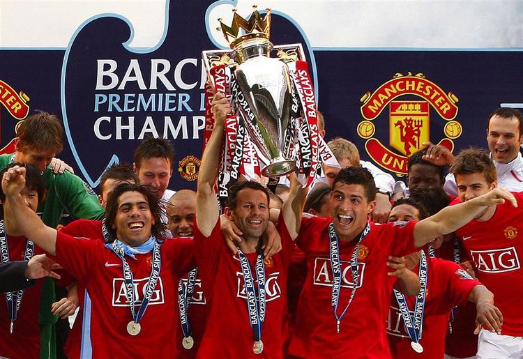 Oscar Tevez jubler sammen med målscorerne Ryan Giggs og Cristiano Ronaldo. 