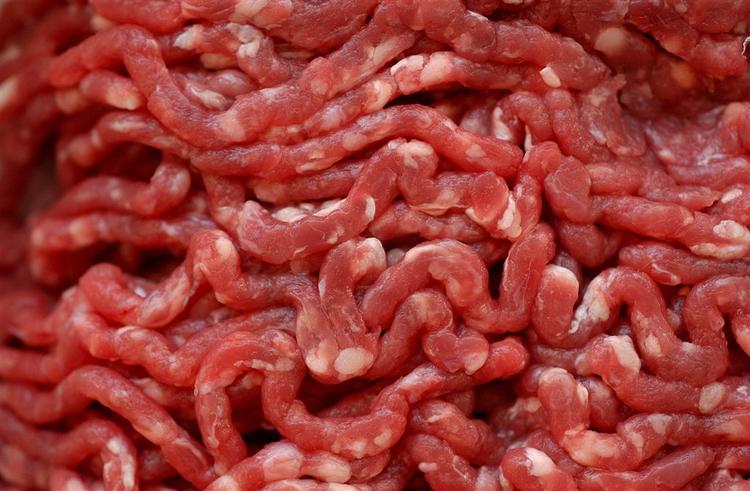 Hakket okse er en af de kødvarer, der i dag er trukket tilbage fra markedet efter fund af sundhedsskadelige bakterier. 