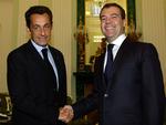 Den russiske præsident Medvedev (til højre) og den franske Sarkozy under mødet i Kreml i Moskva i dag. 