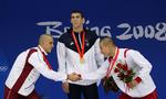 Michael Phelps troner ikke blot over medaljevinderne Laszlo Cseh fra Ungarn (tv.) og japaneren Takeshi Matsuda i 200 meter butterfly, men over alle andre guldvindere i den olympiske historie. 