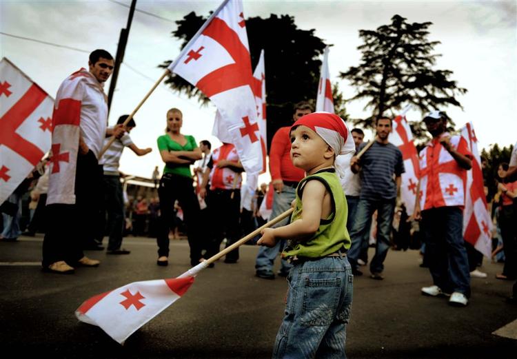 Omkring 100.000 mennesker var på gaderne i Georgiens hovestad Tbilisi i går. 
