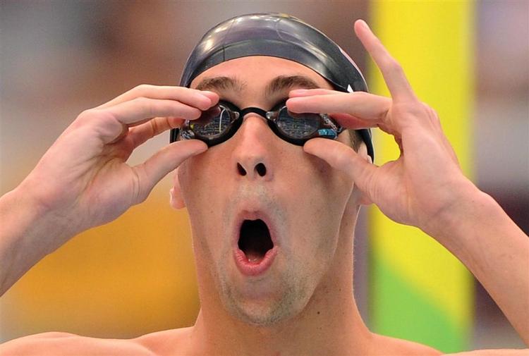 Inden starten sad brillerne som de skulle, men under finalen voldte de Michael Phelps store vanskeligheder. 