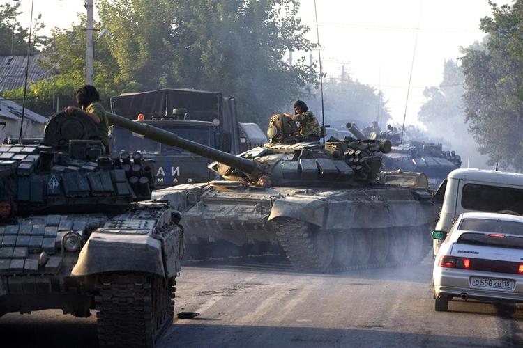 Fredsaftalen mellem Georgien og Rusland har tilsyneladende ikke stoppet kamphandlinger i Georgien. Ifølge georgiske kilder er russiske kampvogne på vej ind i byen Gori. 
