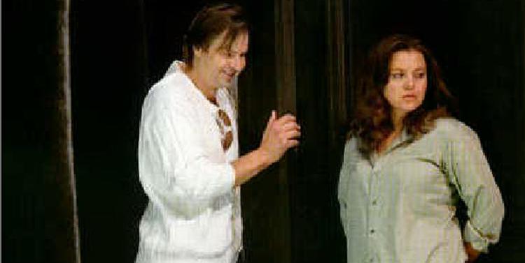 Peter Matteis formfuldendte Onegin leger ondskabsfuldt med den purunge Tatjanas følelser. Hun synges af russiske Anna Samuil på en ny dvd-udgivelse fra Salzburg. Foto: Fra dvd'en 